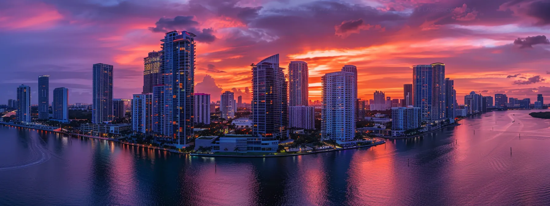 eine Dynamik miami Die Skyline bei Sonnenuntergang, deren elegante Hochhäuser in leuchtenden Orange- und Violetttönen erstrahlen, symbolisiert das strategische Geschick der Immobilienmakler, die in Verhandlungen die besten Ergebnisse für ihre Kunden erzielen.